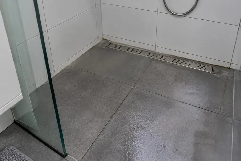 Lekdetectie Nieuwkoop – lekkende inloopdouche met natte voegen