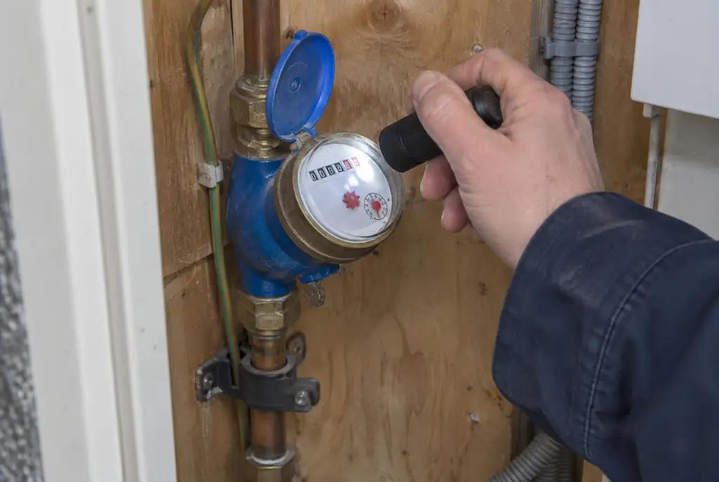 Lekdetectie Nieuwkoop – watermeter in de meterkast controleren met een zaklamp